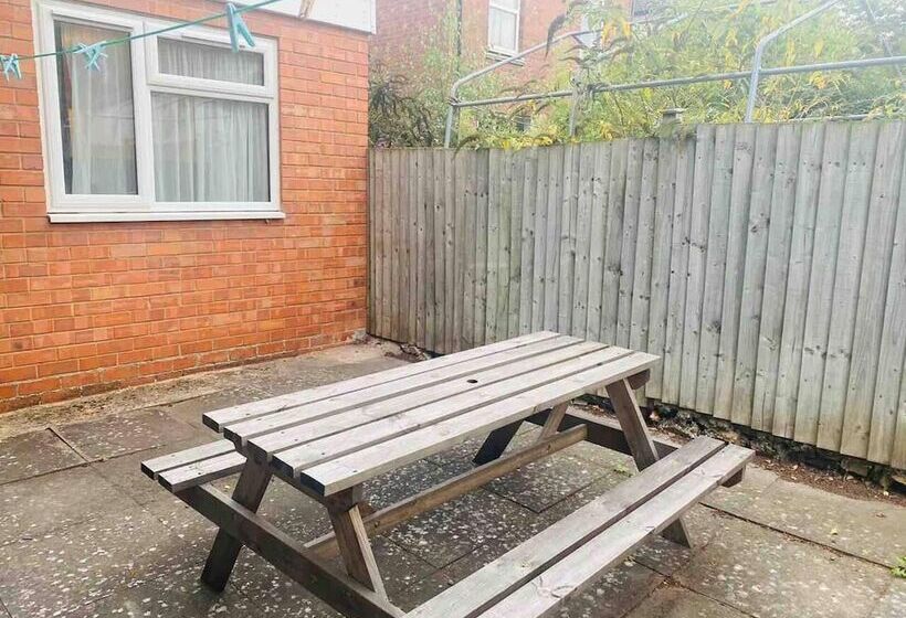 اقامتگاه Immaculate 6 Bed House In Coventry