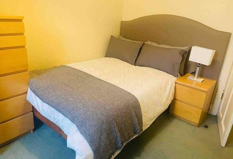 اقامتگاه Immaculate 6 Bed House In Coventry