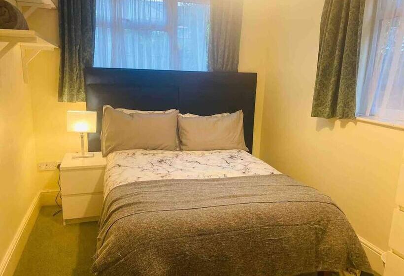 اقامتگاه Immaculate 6 Bed House In Coventry