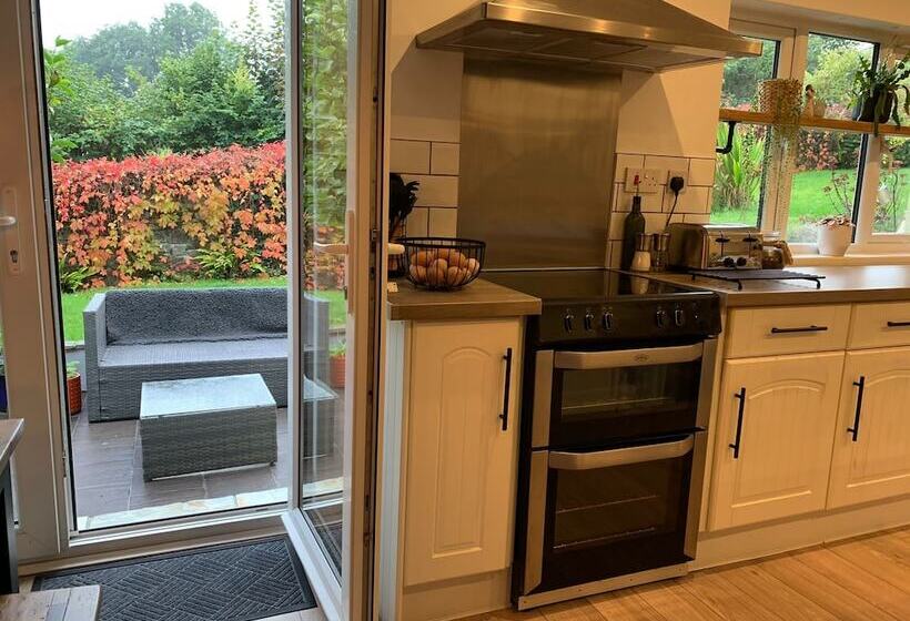 住所  Impeccable 3 Bed Bungalow Near Launceston
