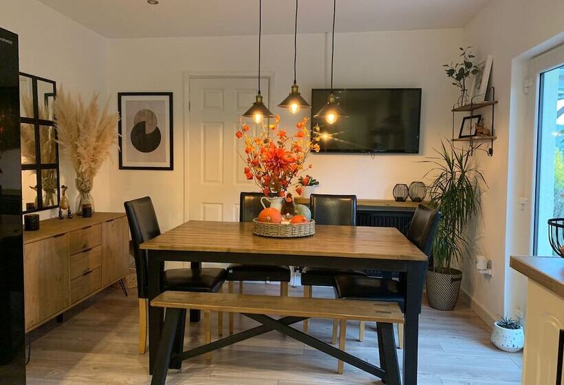 住所  Impeccable 3 Bed Bungalow Near Launceston