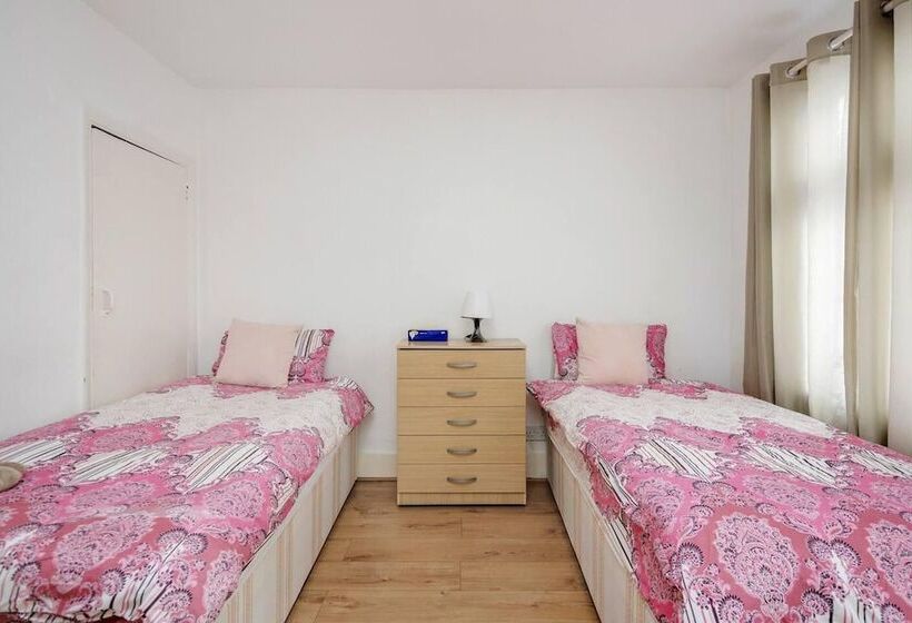 住所  Impeccable And Welcoming 3 Bed House In London