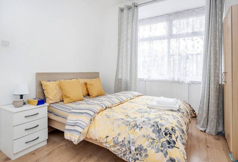 住所  Impeccable And Welcoming 3 Bed House In London