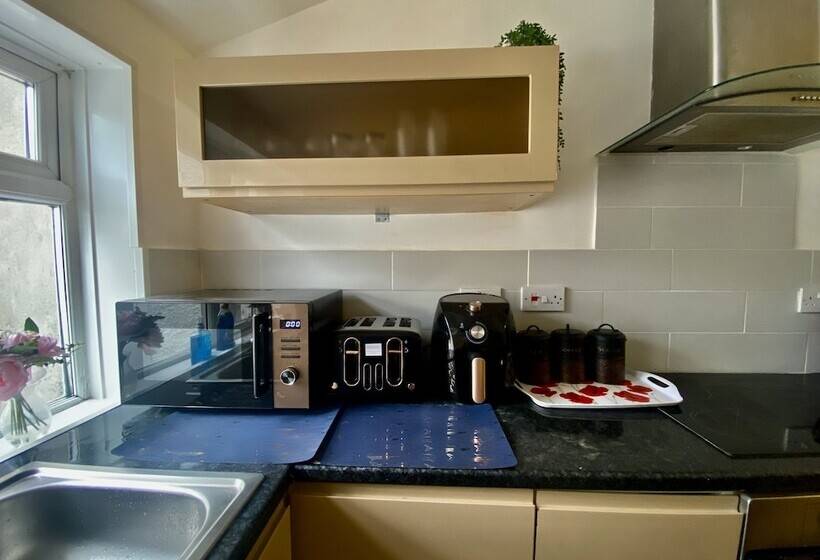 레지던스 Lovely And Cosy House In Cardiff, South Wales