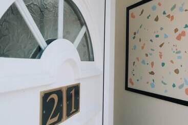 اقامتگاه Pickmere House  An Oasis Near Town Centre