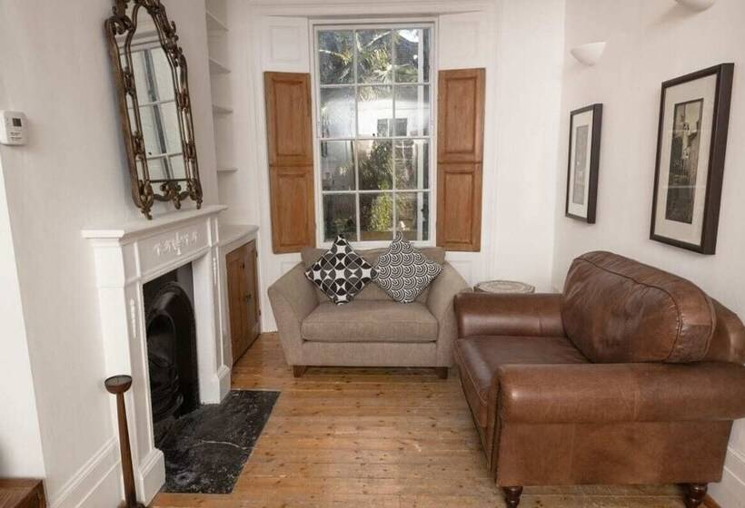 The Angel Place Hideaway   Fair 4bdr House With Terrace