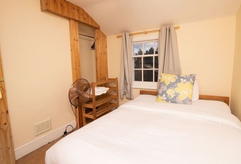 The Angel Place Hideaway   Fair 4bdr House With Terrace