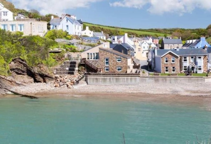 Beautiful 3 Bed Cabin In Pembrokeshire Coast