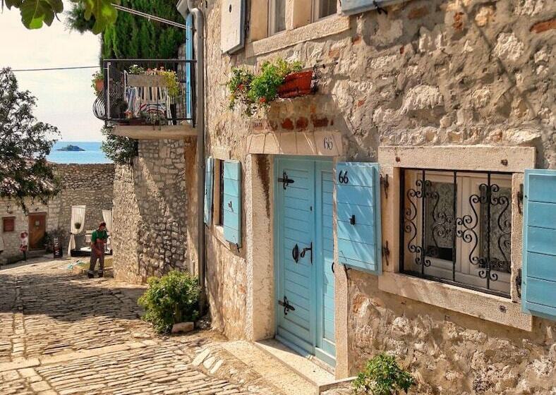 تختخواب و صبحانه Blu Studio With Sea View
