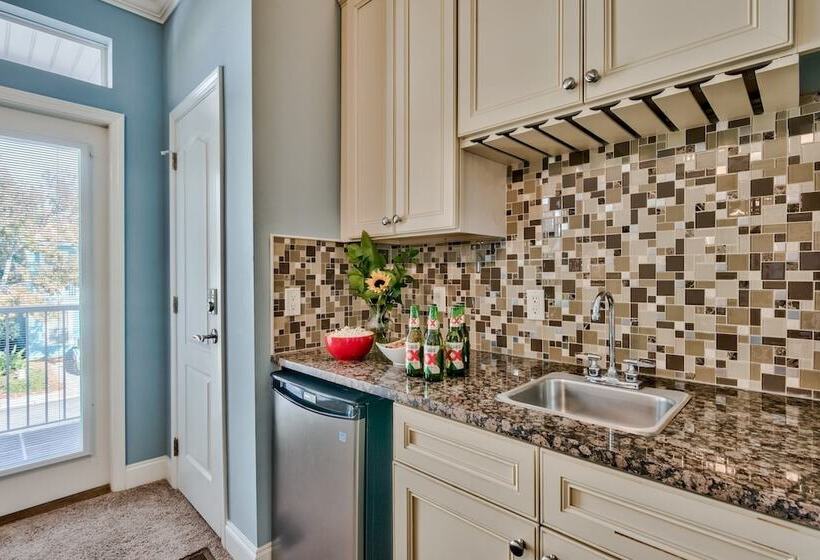 Coral By Avantstay Gorgeous Three Story Home W/ Two Balconies