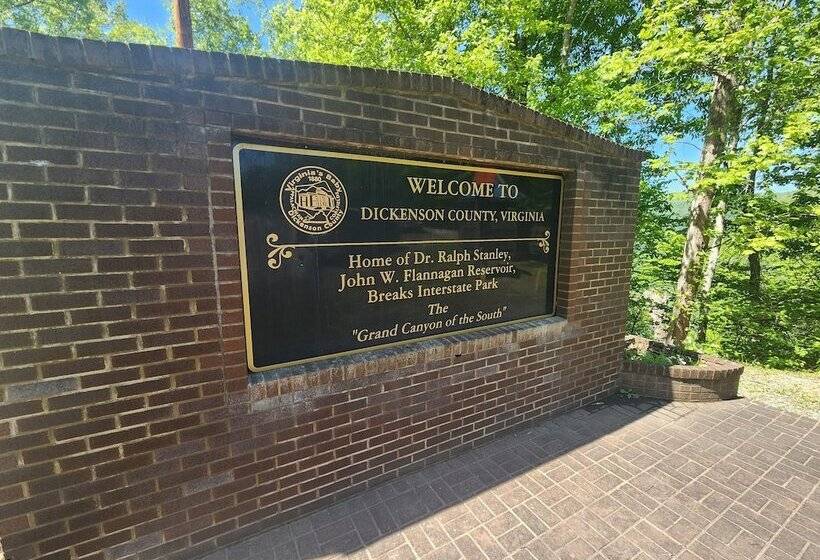 Gateway To The Breaks Motel