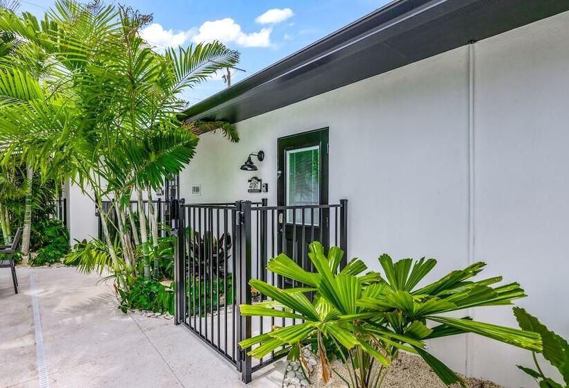 בית מלון כפרי The Retreat At Anna Maria Island Inn