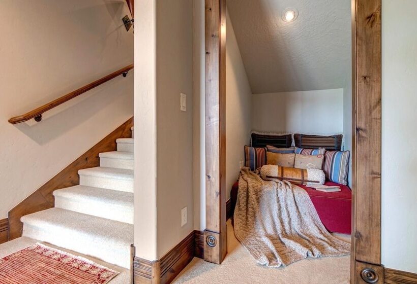 Lookout Drive 5 Bedrooms Plo 6599 By Kbm