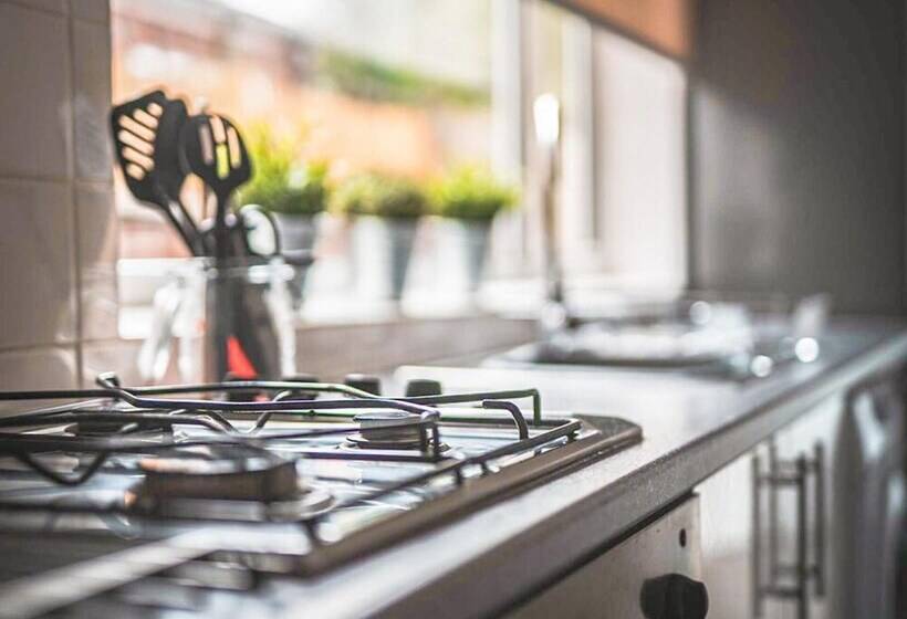 اقامتگاه Comfortable 3 Bed House In Coventry