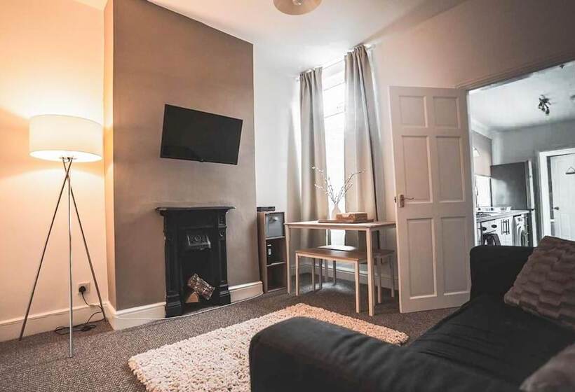 اقامتگاه Comfortable 3 Bed House In Coventry