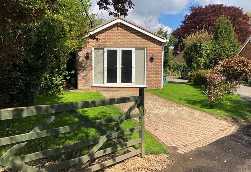 اقامتگاه Immaculate 2 Bed House In High Wycombe Hp14