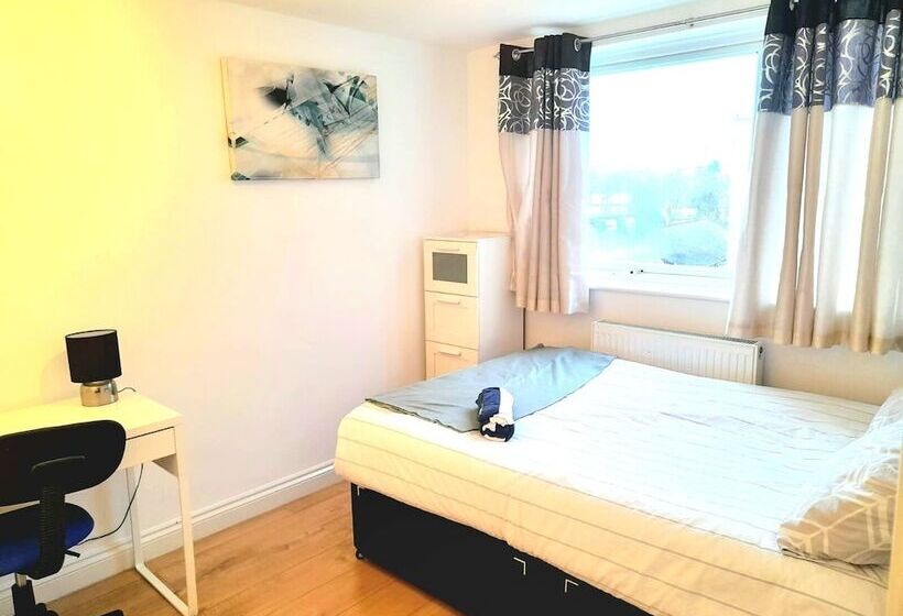 Резиденция Lovely And Spacious House In South London