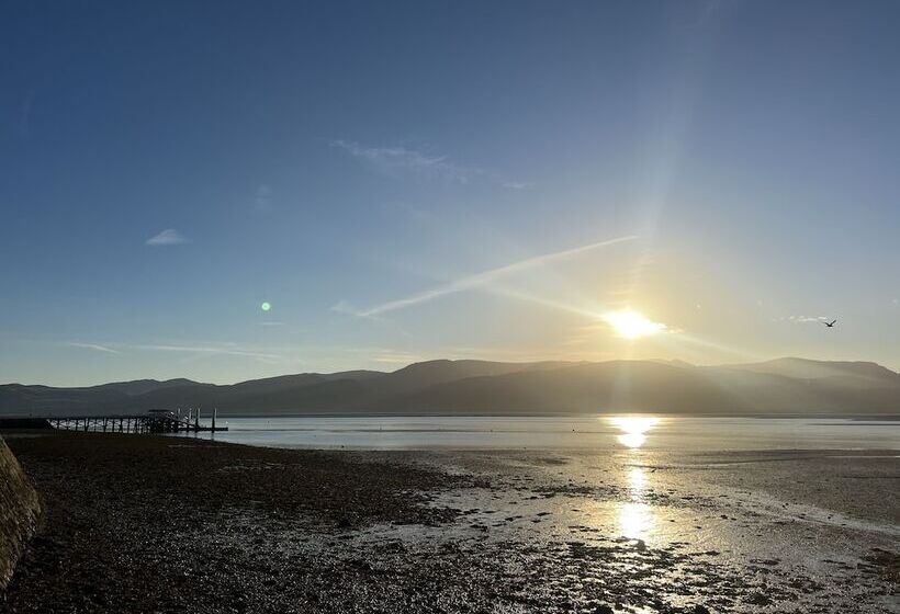 レジデンス Traditional 3 Bed Cottage, Log Burner & Sea Views!