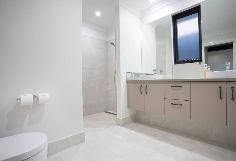 اقامتگاه Vancouver S End By The Bnb Collection