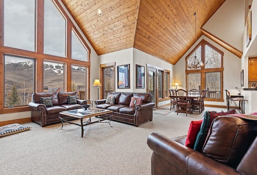 Russell Home By Avantstay Expansive Deck, Stunning Views & Hot Tub!