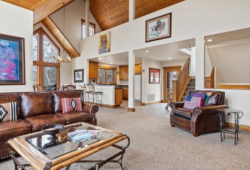 Russell Home By Avantstay Expansive Deck, Stunning Views & Hot Tub!