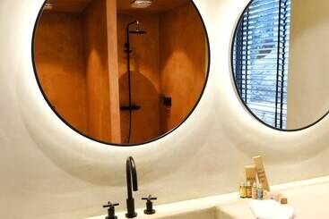 تختخواب و صبحانه Birdcage 33 Hotel   Adult Only