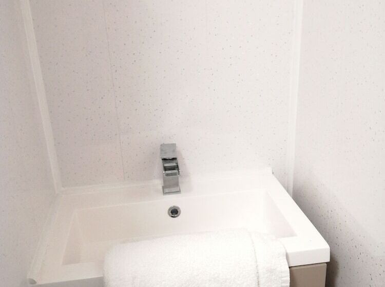 تختخواب و صبحانه White Lodge In