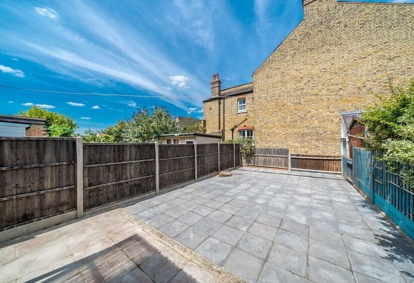 레지던스 Homely 4 Bedroom Home With 2 Baths & Free Parking