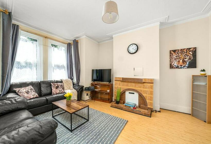 레지던스 Homely 4 Bedroom Home With 2 Baths & Free Parking