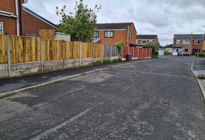 اقامتگاه Immaculate 3 Bed House With Free Parking In Bolton