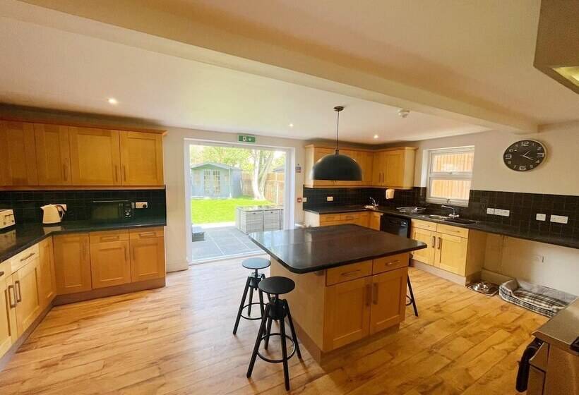 Резиденция Stunning 8 Bed House With Sea & Beach Views