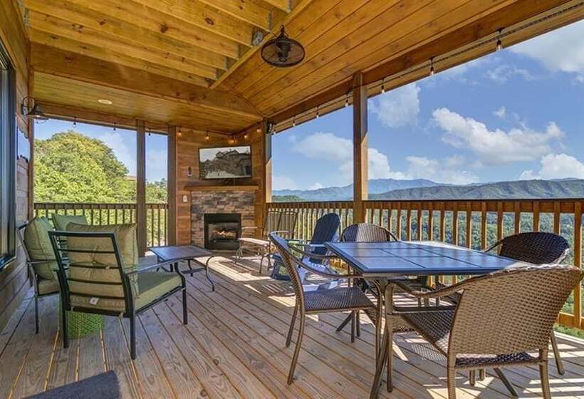 Bear Hugs   5 Bedrooms, 5.5 Baths, Sleeps 20 5 Cabin By Redawning