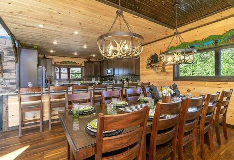 Bear Hugs   5 Bedrooms, 5.5 Baths, Sleeps 20 5 Cabin By Redawning