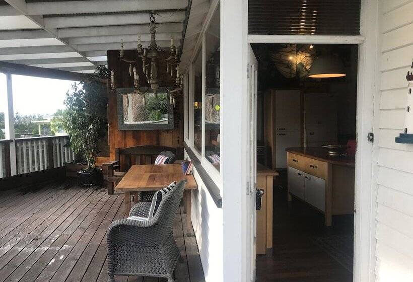 Bluff Hill Lighthouse B&b