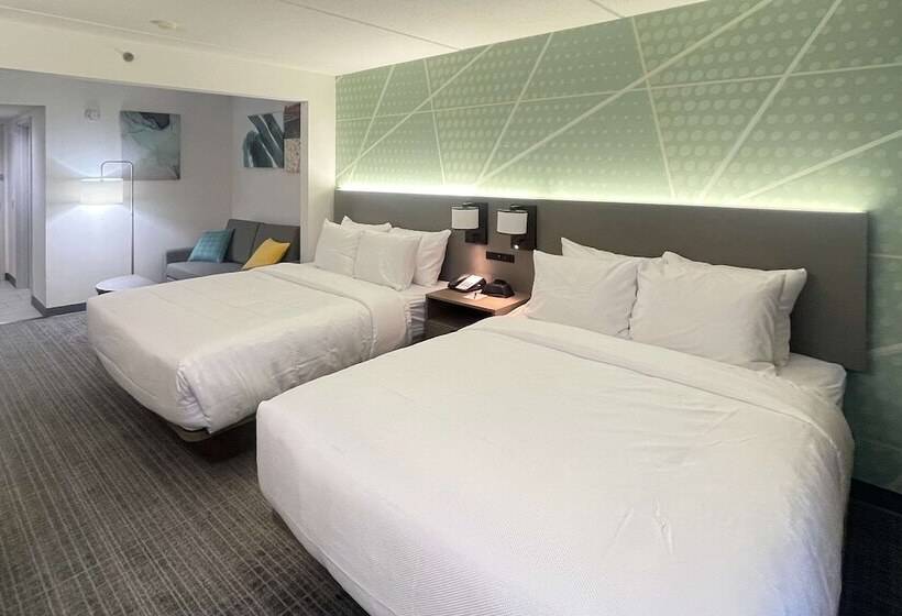 Отель Comfort Inn & Suites