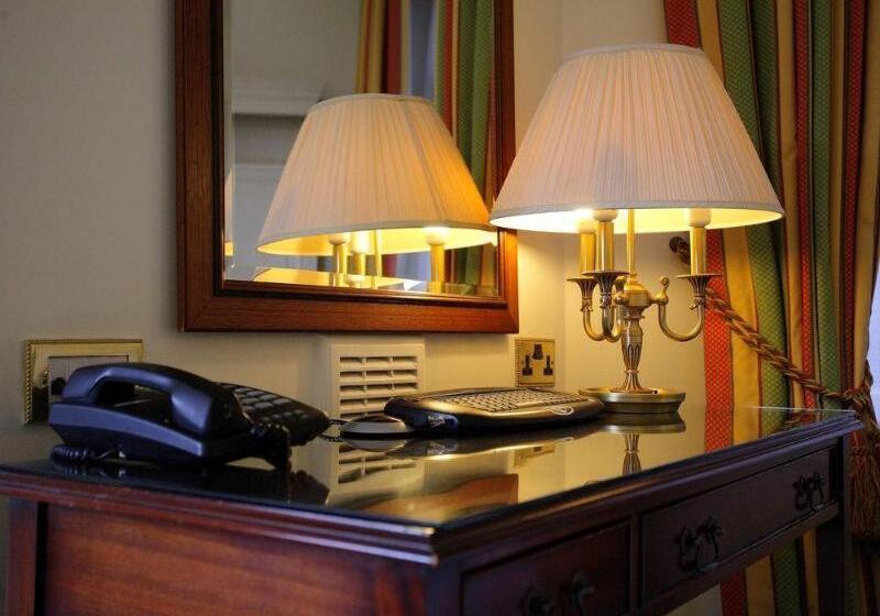 ホテル Oakley Court