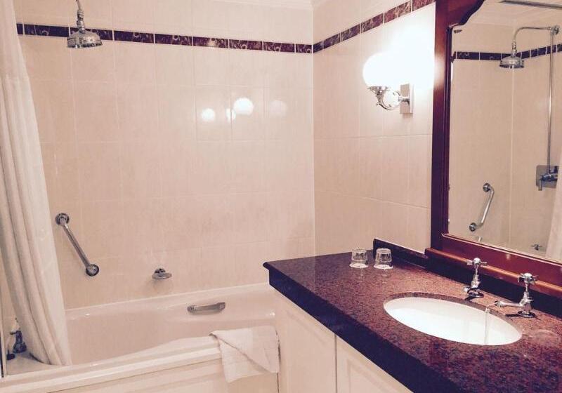 ホテル Oakley Court