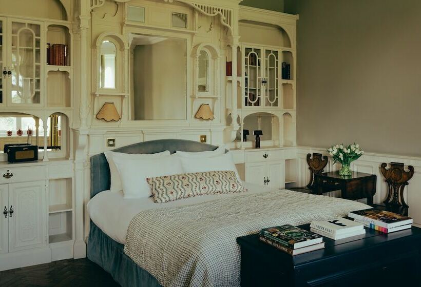 ホテル Oakley Court