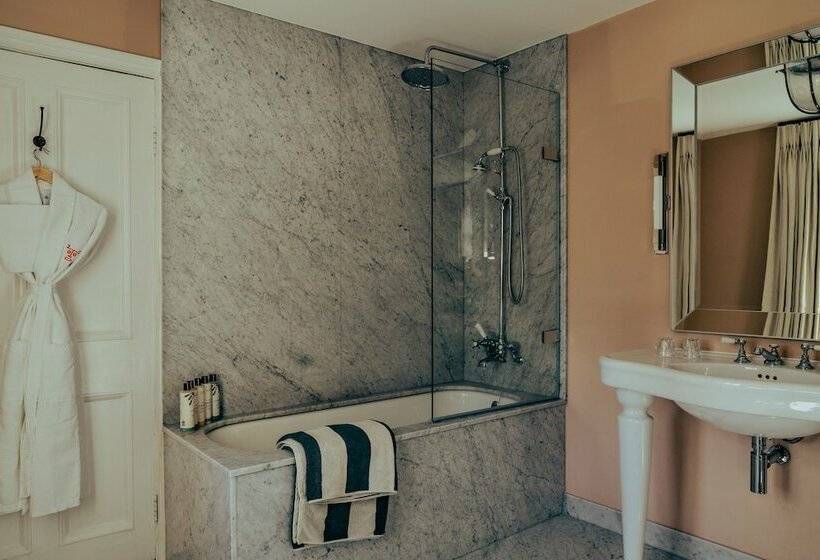 ホテル Oakley Court