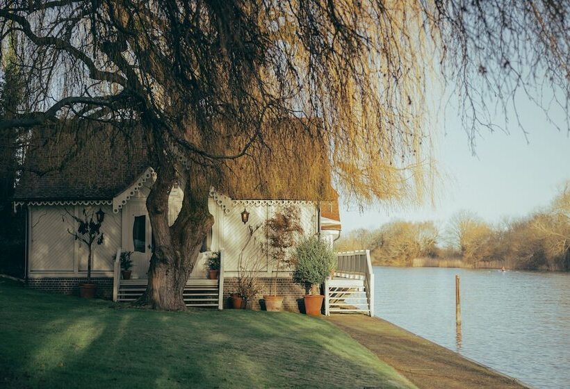 ホテル Oakley Court