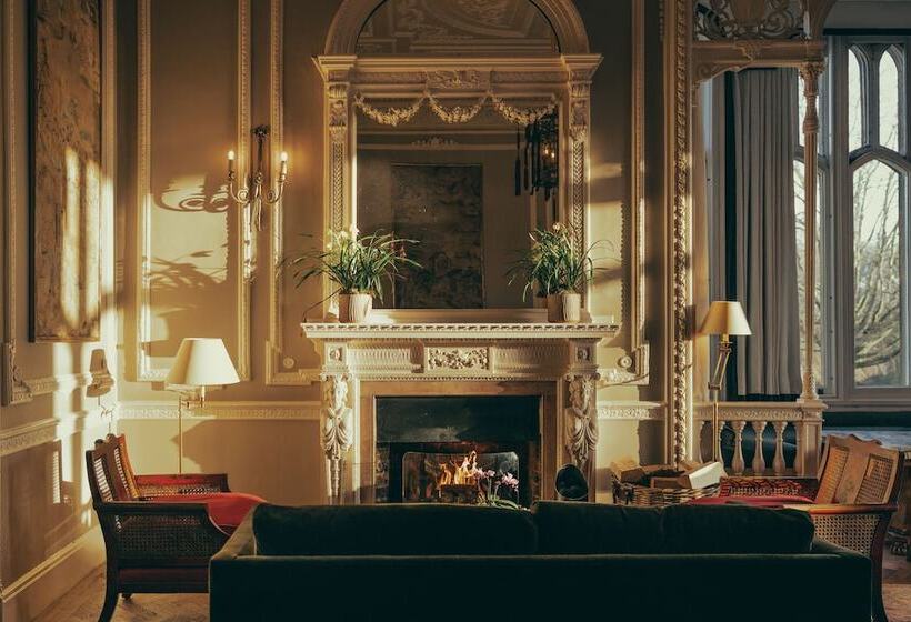 ホテル Oakley Court