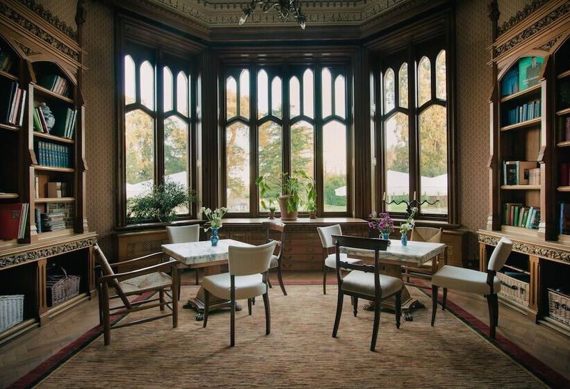 ホテル Oakley Court