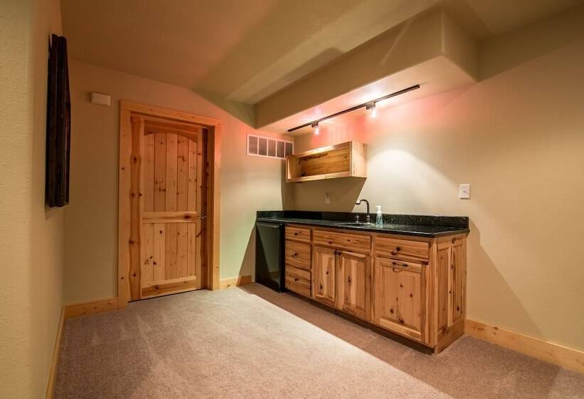 Отель Pineview Lodge