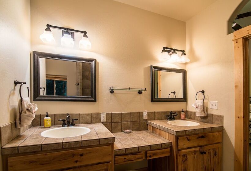 Отель Pineview Lodge