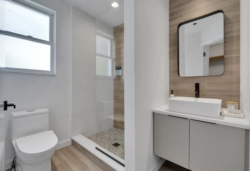 Отель The St Laurent Social Club & Guest Rooms