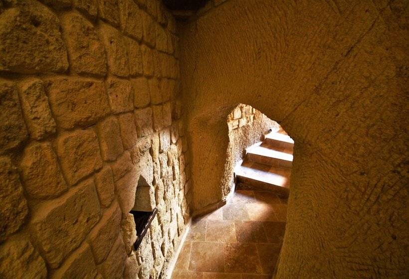 هتل Under Cave
