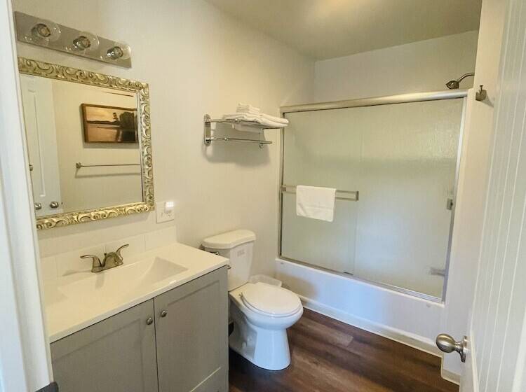 모텔 Riverfront Lodging