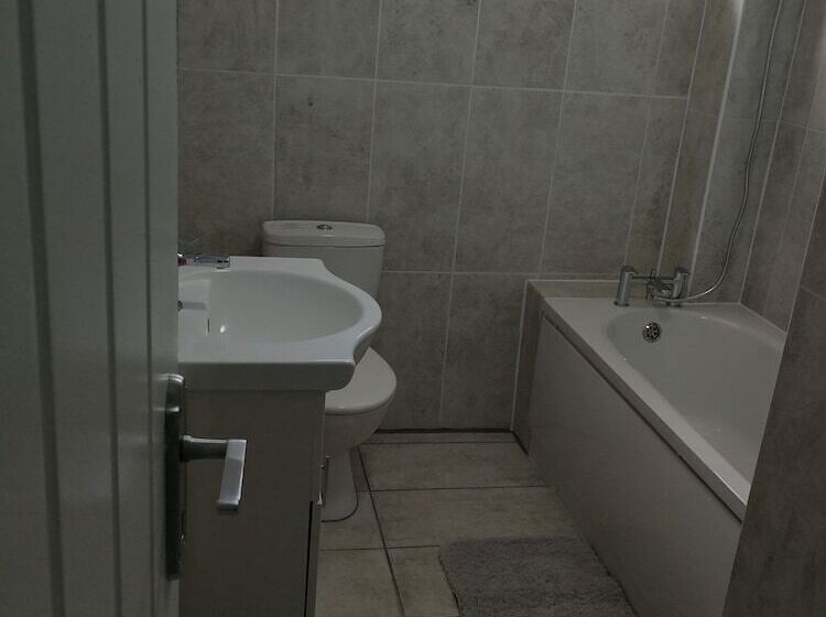 اقامتگاه Bluewater House   Immaculate 4 Bed In Greenhithe