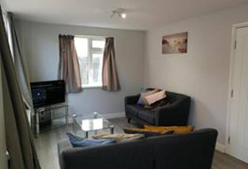 اقامتگاه Bluewater House   Immaculate 4 Bed In Greenhithe