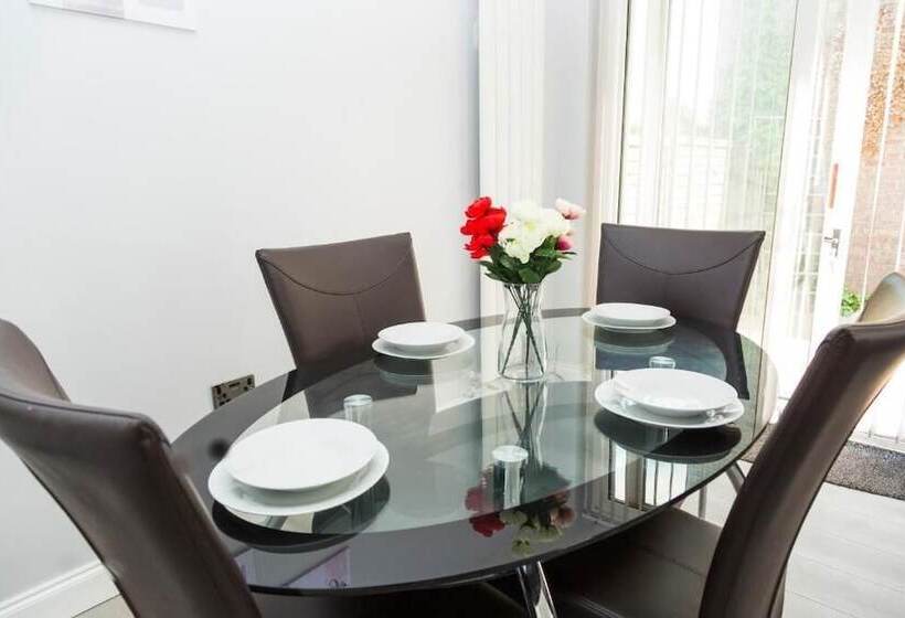 اقامتگاه Bluewater House   Immaculate 4 Bed In Greenhithe
